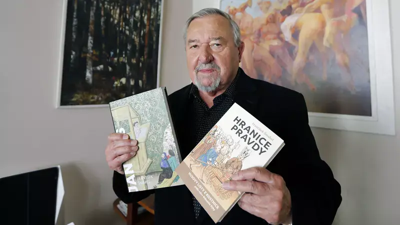 František Šmahel s knihami – fotografie