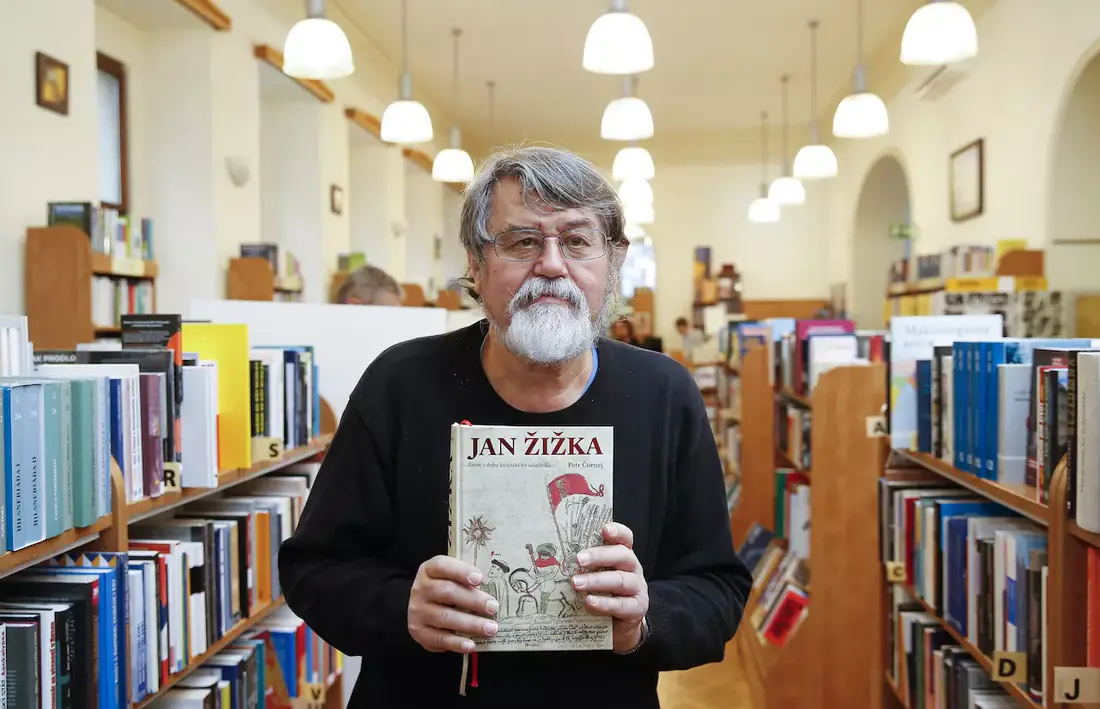 Petr Čornej s knihou Jan Žižka – fotografie