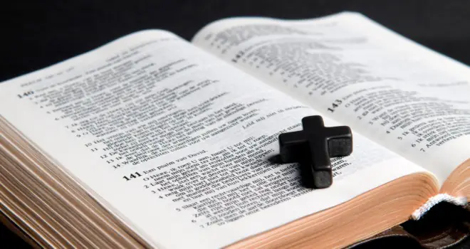 Bible s křížem – fotografie