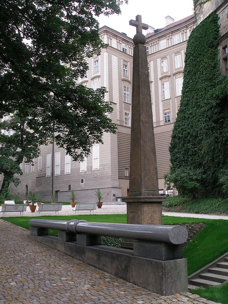 Pražský hrad – památníky defenestrace v zahradě