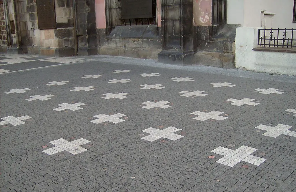 Staroměstské náměstí – kříže popravených v dlažbě